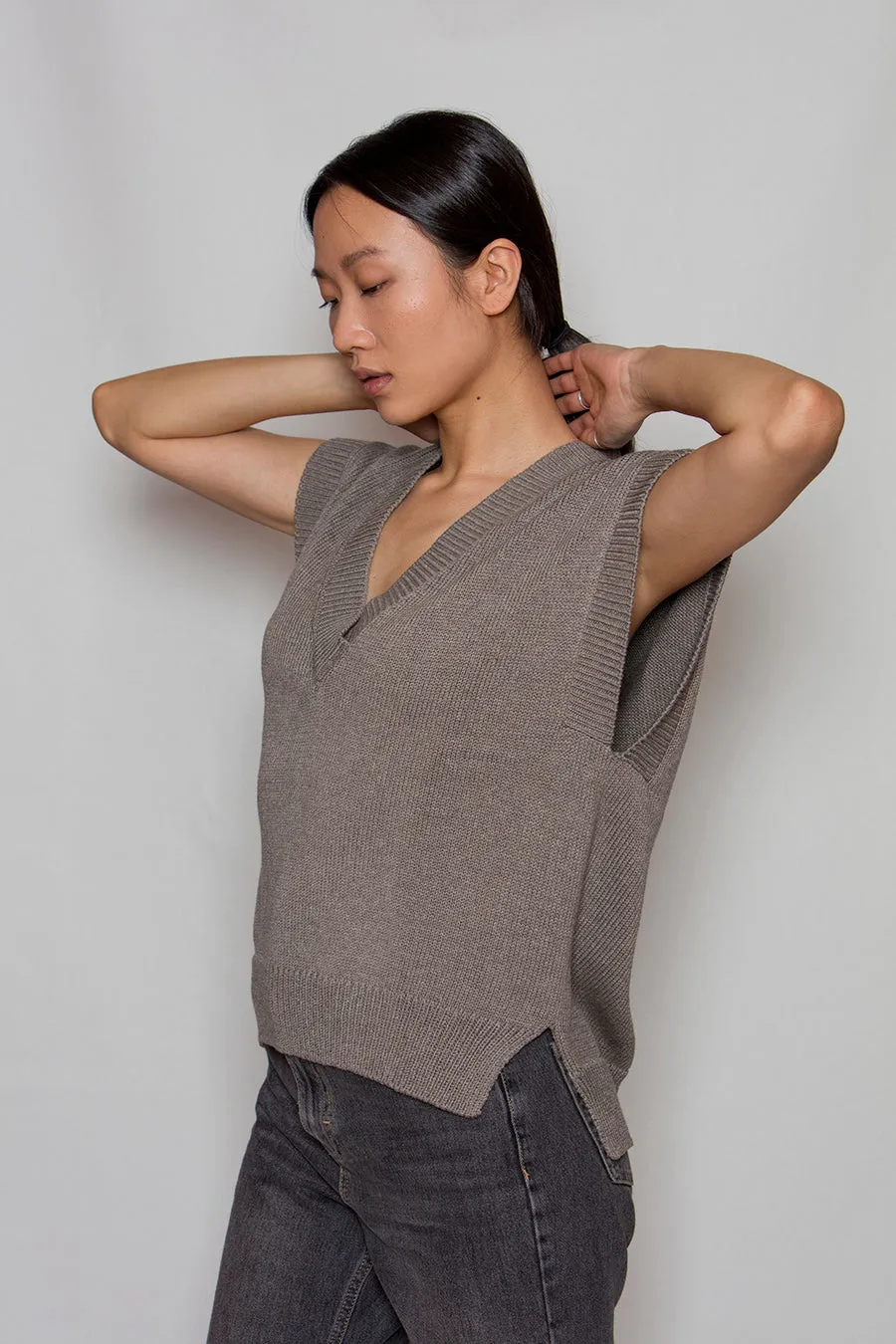 OM V-neckline Vest - Grey