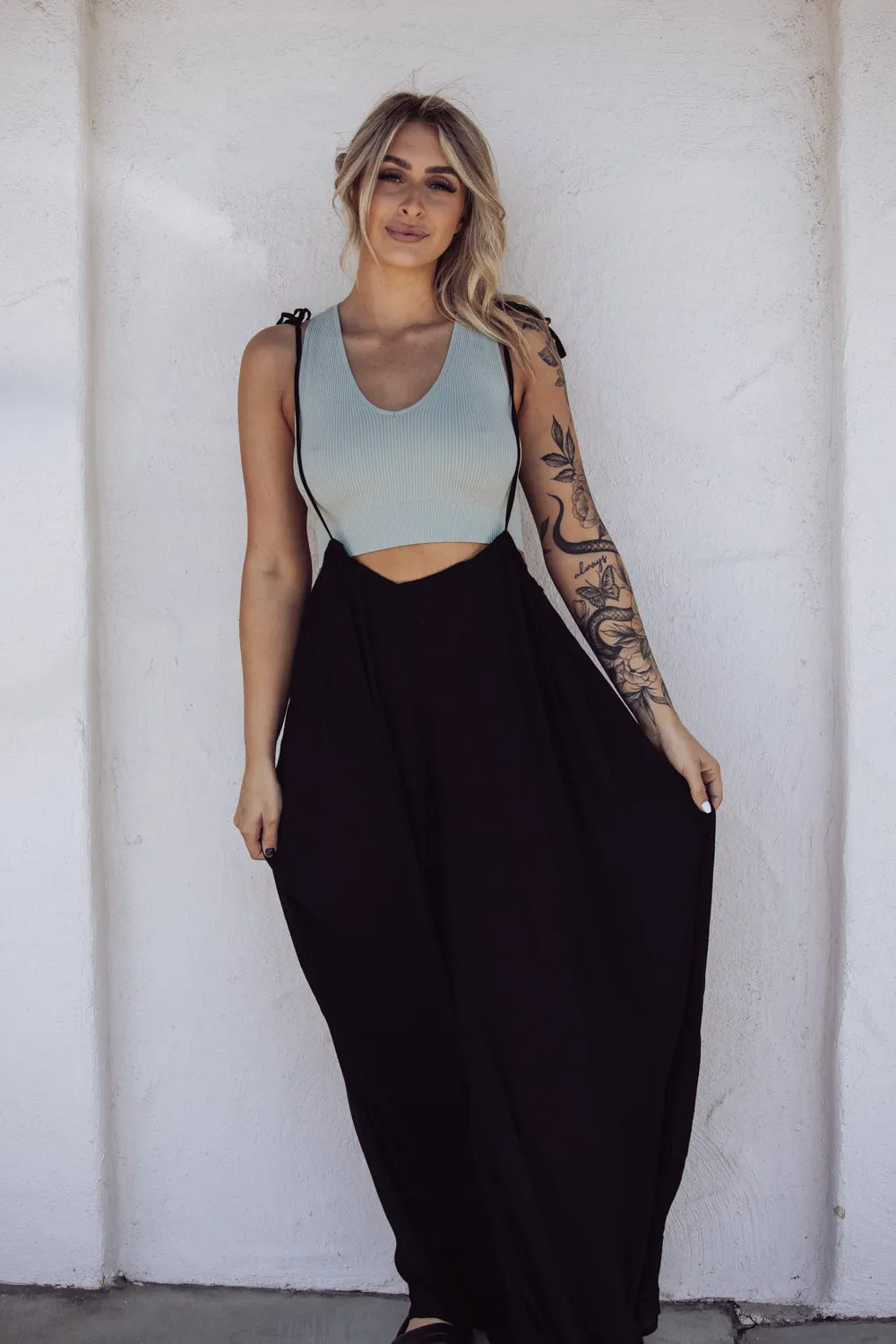 SEAMLESS FINELY RIBBED PLUNGED NECK CROP TOP- PEWTER
